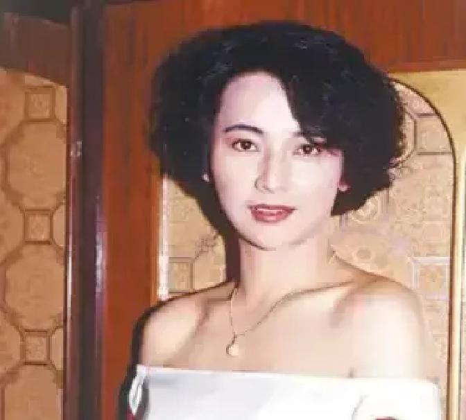 1989年片场大火过后，胡慧中躺在病床上整整半个月不敢照镜子，浑身衣服被火星烧得