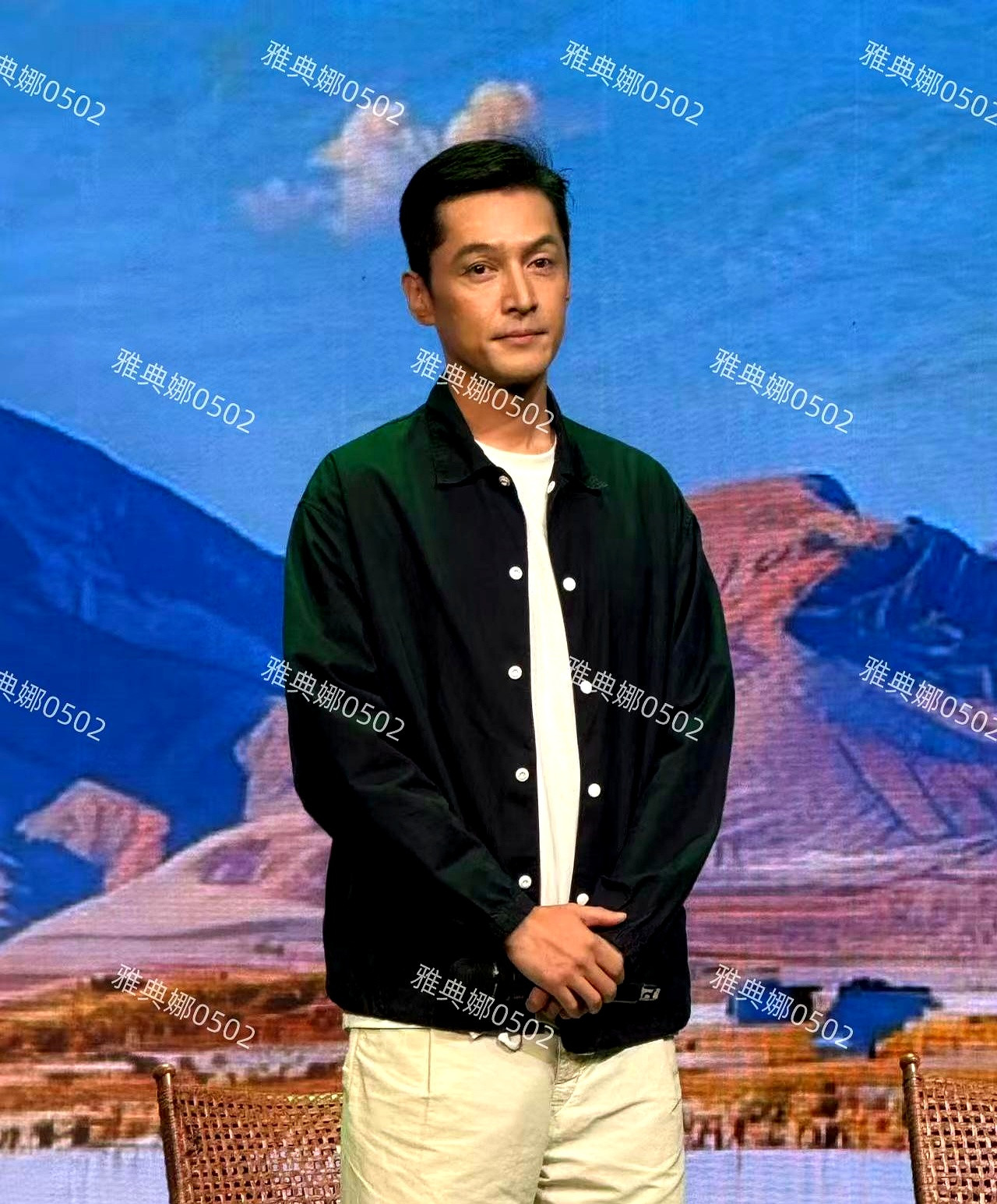 上海街头偶遇胡歌，身边还跟着一位蓝衣女士，气质清冷、容貌出挑，看着比黄曦宁年长不少，有认出来的网友说