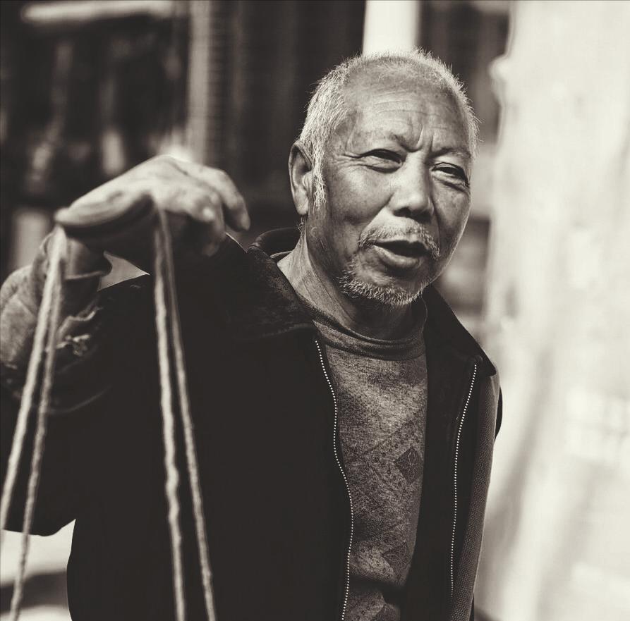 上世纪70年代的一天，一个穿着简朴的“老农”来到成都军区门口，想要看望一下秦基伟