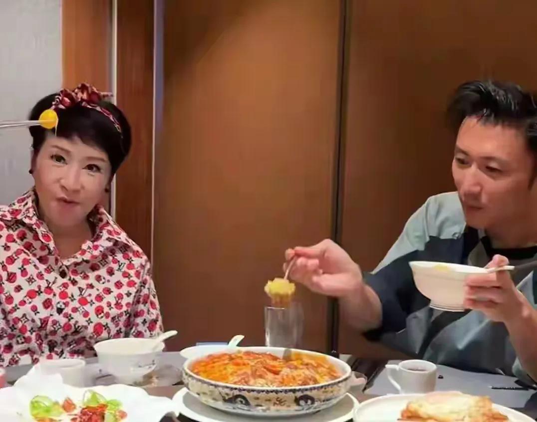 今年七夕，恰逢谢霆锋45岁生日，本以为他会和王菲共度，没想到他却带着爸妈和大
