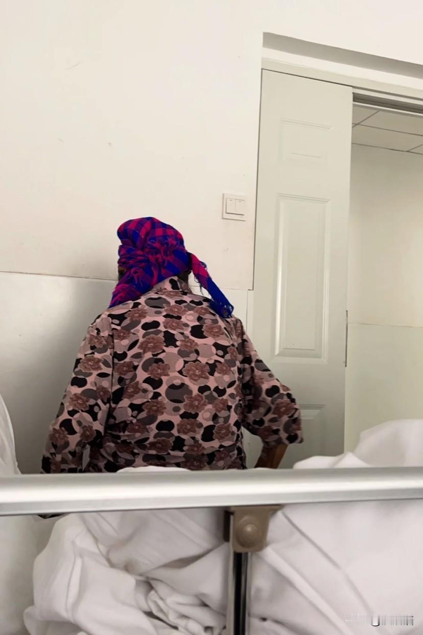 云南，女生的奶奶住院做手术，医生称全麻手术最好有直系亲属在。女生打电话告诉奶奶六