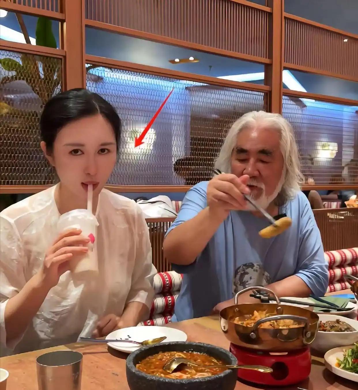 44岁拼五胎的杜星霖，当众掀开自家私事，张纪中的体面都顾不上了44岁的女人对着镜头说，要备孕第五胎，