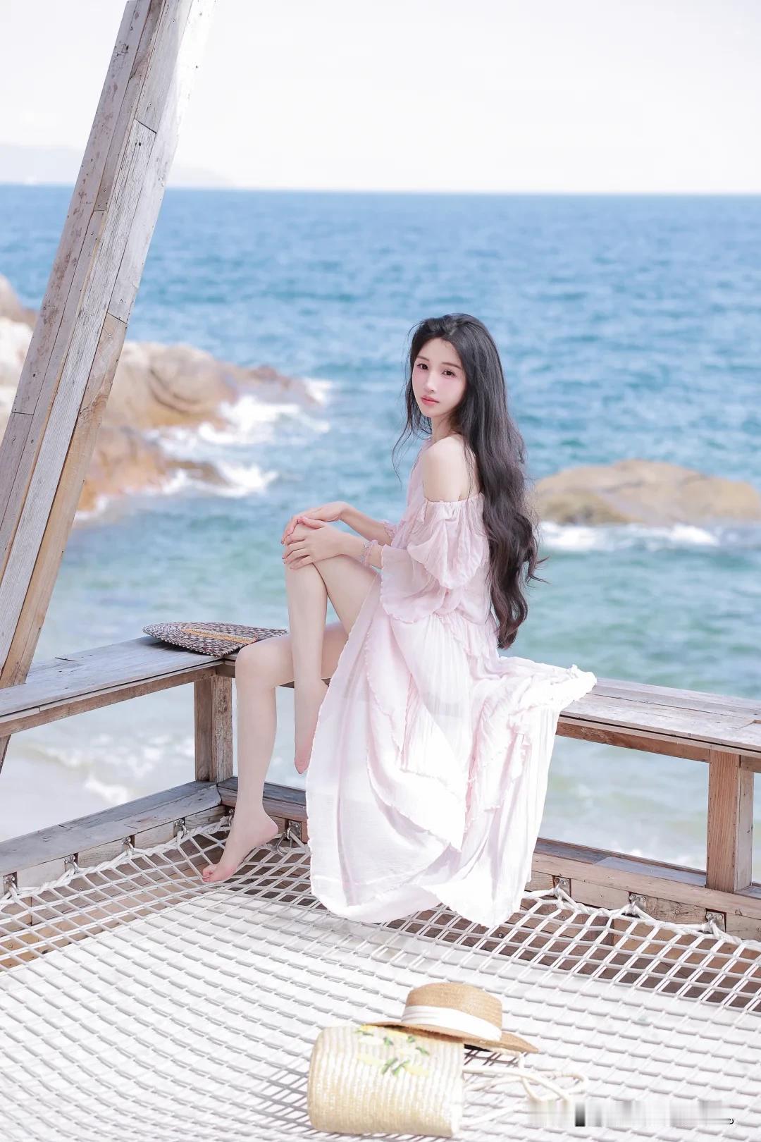 海边少女，粉裙飘逸，海风轻拂，笑颜如花。海边度假少女风沙滩海浪美少女温柔海风