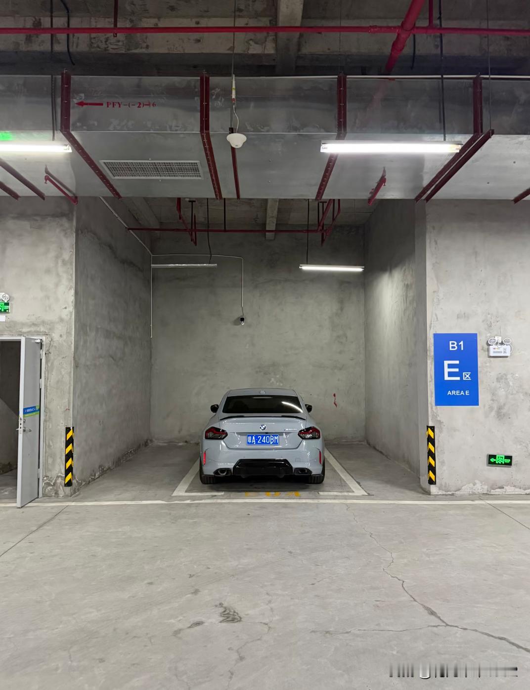 顶级车位独立车位带摄像头，除独立车库以外还有比这更好的车位吗？