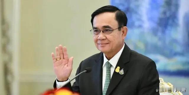 巴育到底有没有能力当泰国总理？答案是肯定。巴育当了八年的泰国总理，经历了红黄两