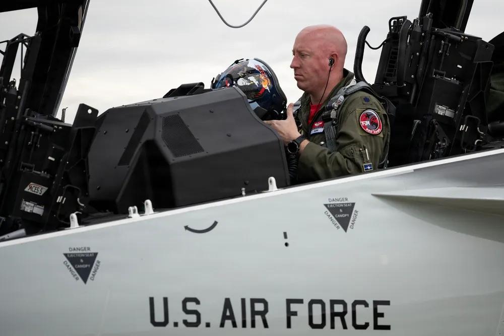 2025年12月5日，美国空军T-7A红鹰在抵达德克萨斯州圣安东尼奥-兰道夫联合