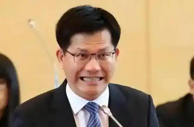 林佳龙7月9日那条脸书一发，外界却是都笑了。照片里他坐在主位，旁边是巴拿马国