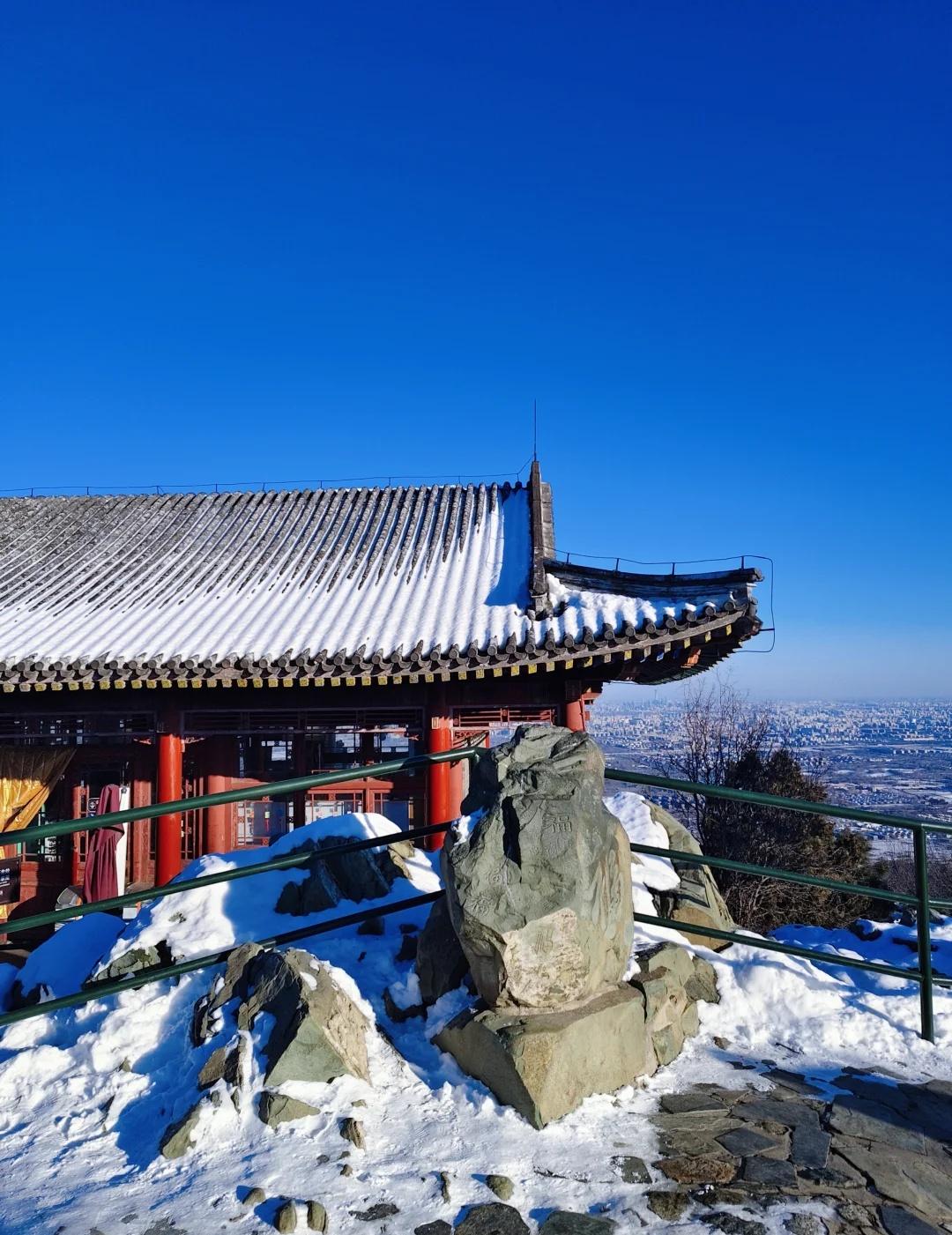 雪后香山，西山晴雪1月中旬北京迎来2026年首场大雪，雪后阳光普照，北风依旧