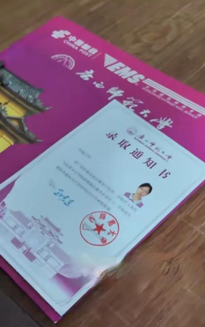 一边是患癌几年的母亲需要治疗，一边是寒窗苦读十几年才拿到大学录取通知书，家里还有
