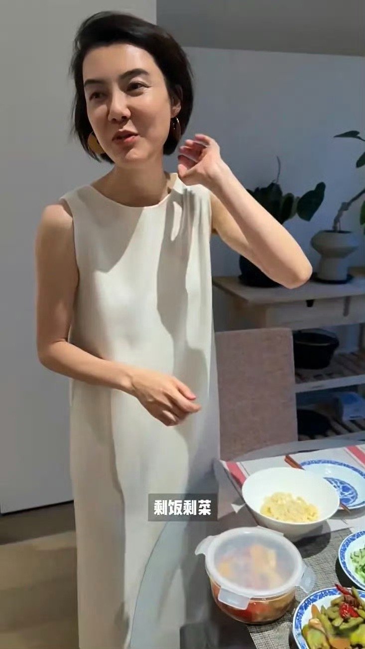 43岁车晓在北京别墅庆生，用剩饭剩菜招待好闺蜜，离婚后的生活很滋润啊！​​​