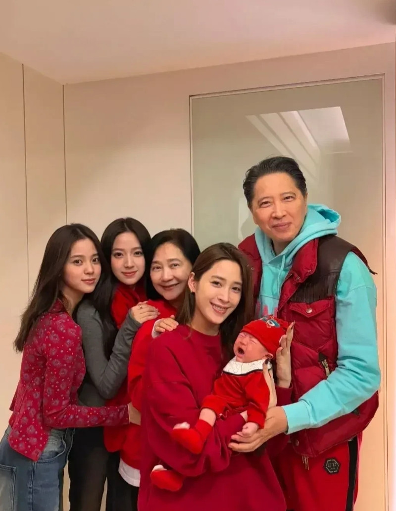 三姐妹跟老爸几乎共用一张脸，不得不说，基因真是强大啊。[大哭][大哭][大哭]