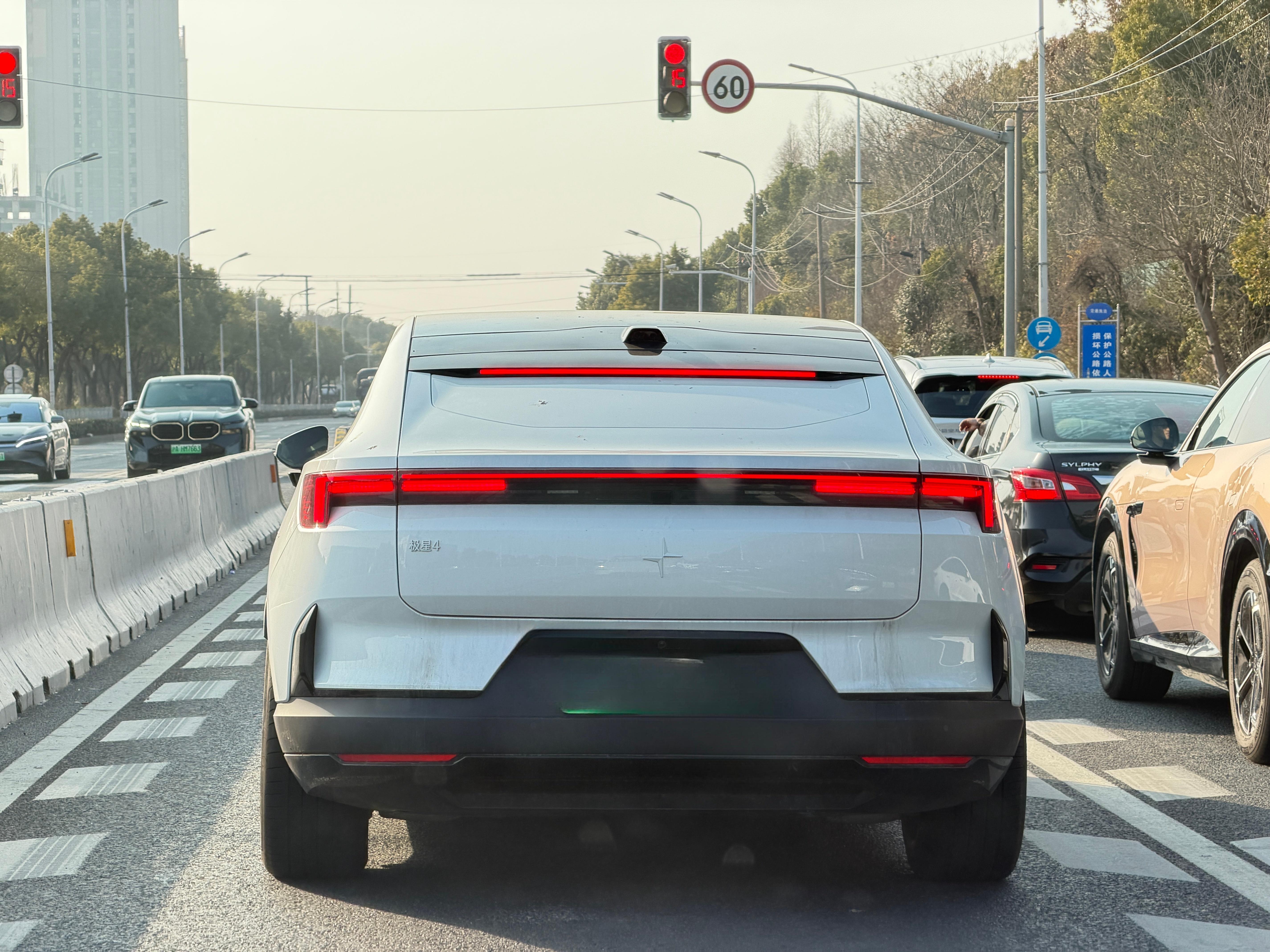 就是说，请问这个车，它怎么挂后方临牌呢