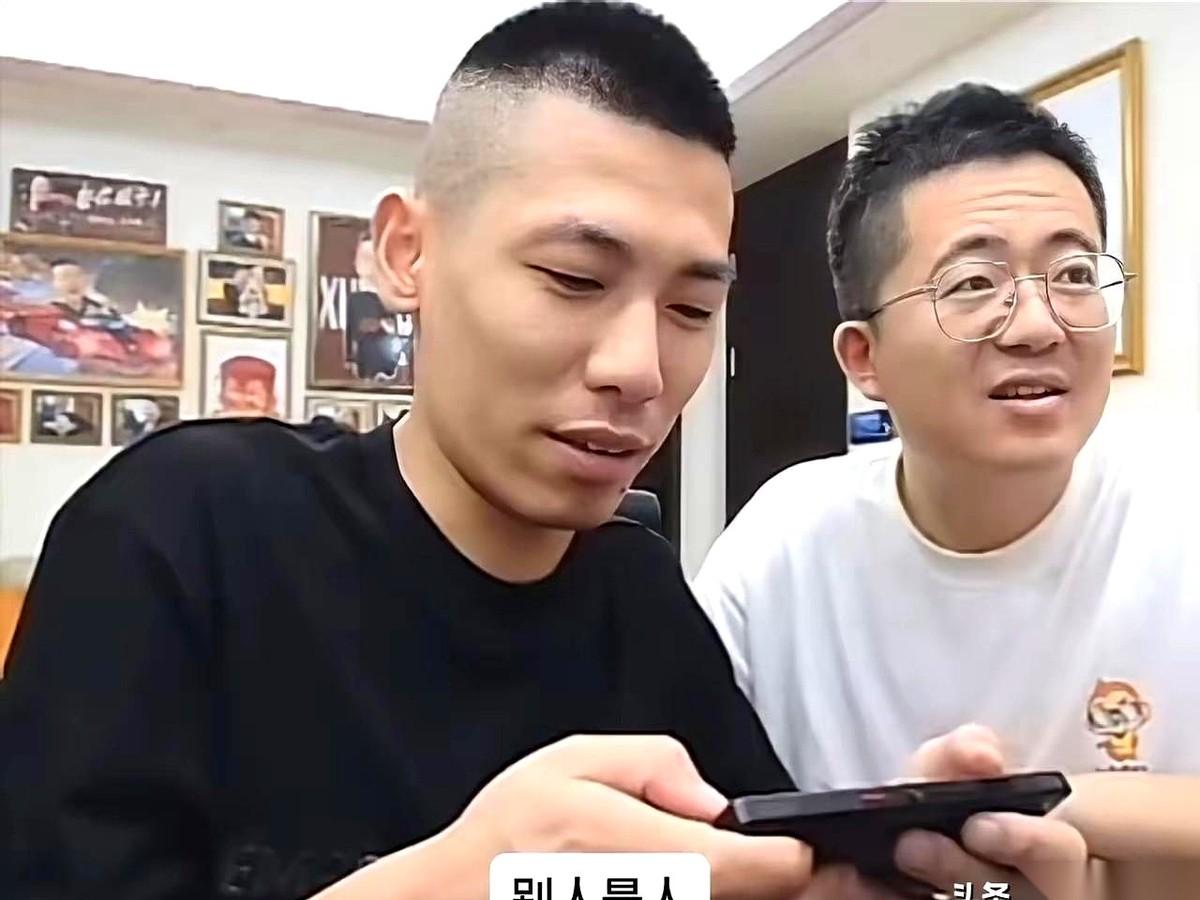 说个最吓人的事儿。现在全网最有资格把钱当纸一样赚的那个人，偏偏对钱最不感冒。