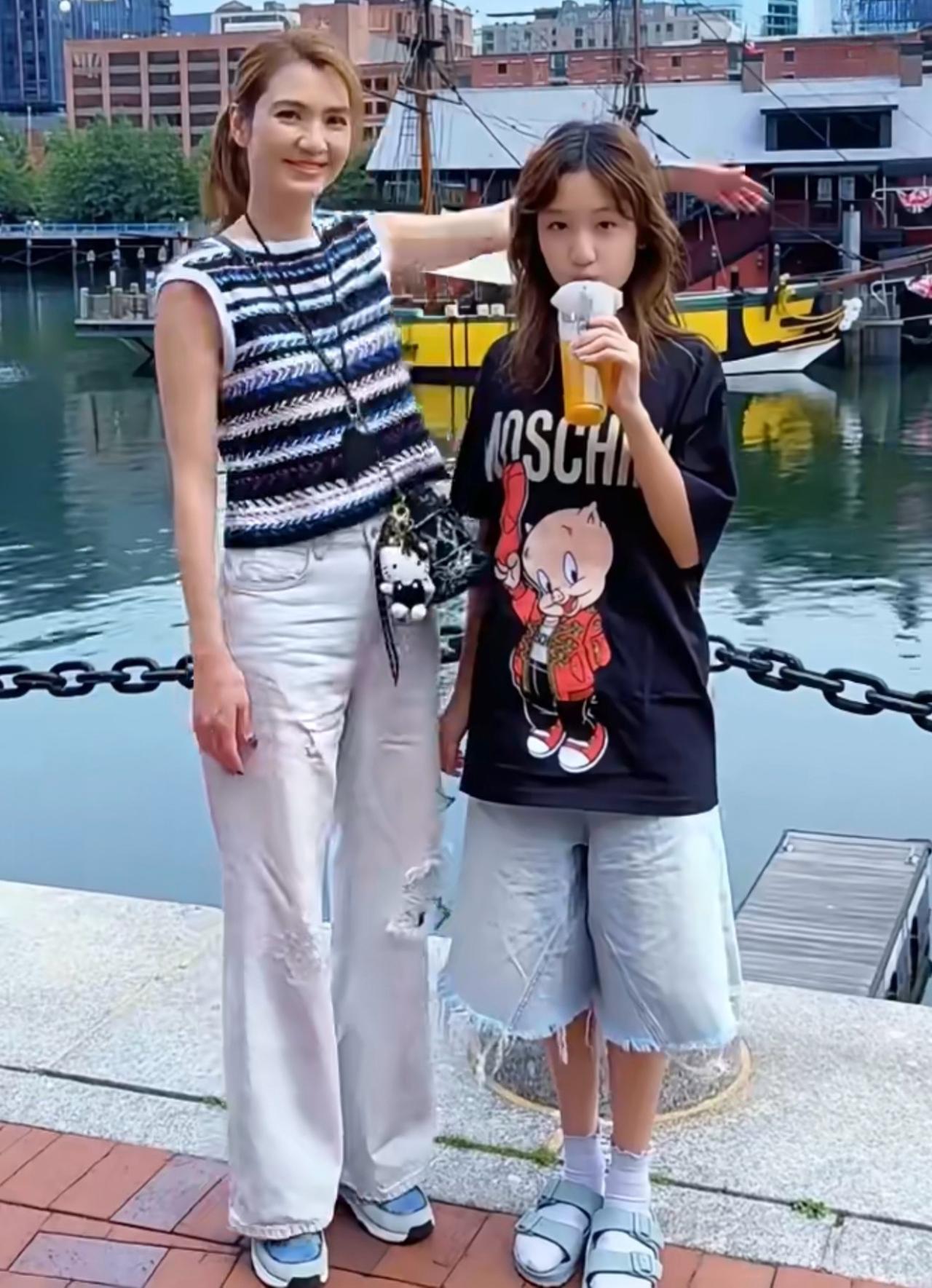 洪欣近照，暑假带着女儿度假，母女俩一起游玩的快乐时光。今年，张晞彤12岁了，