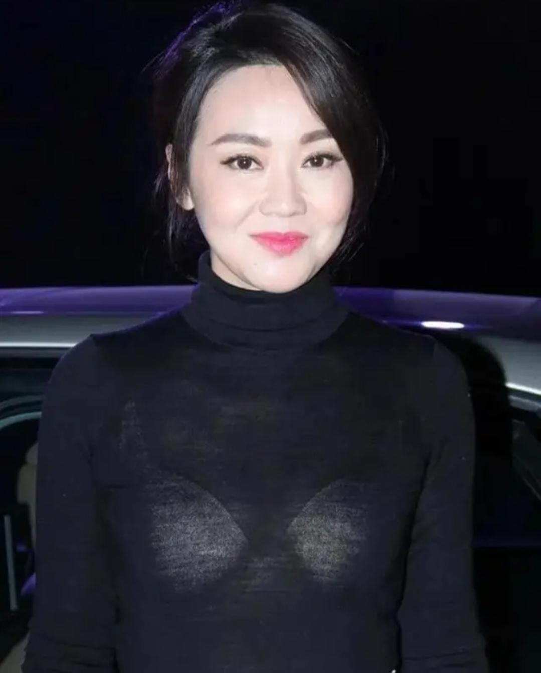 风韵犹存的闫妮，衣服在强闪光灯下略显透视，刚好遇到闪光灯“考验”。不过闫妮整