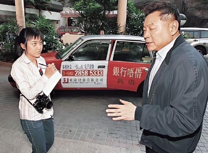 当年甘比作为小娱记采访大刘时，穿着朴素貌不出众，还有一双无神的“三白眼”，胆大俏