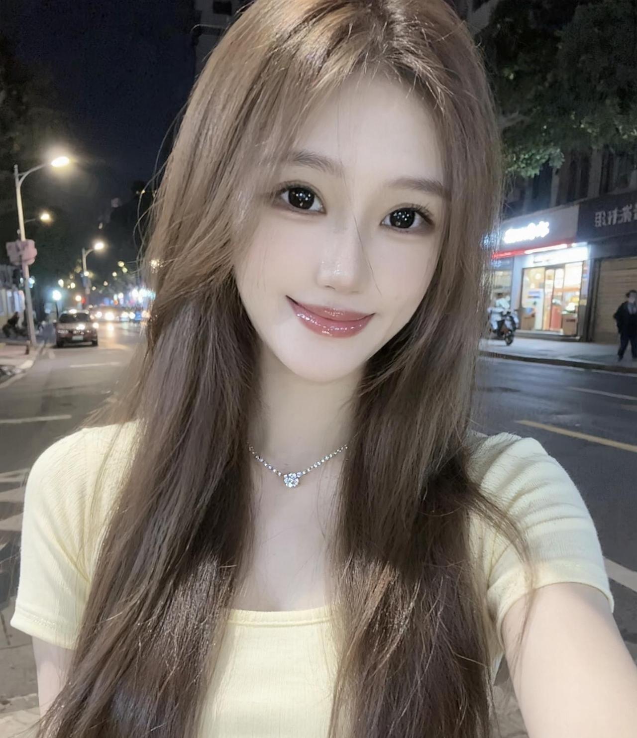 AI夜街暖光自拍写真