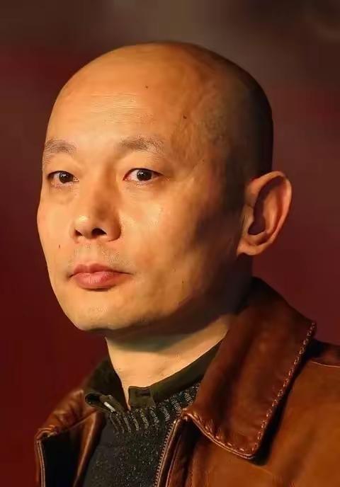 [啤酒]主持人问冯小刚："娱乐圈里你最喜欢的男演员是谁？"冯小刚连想都没想，脱口