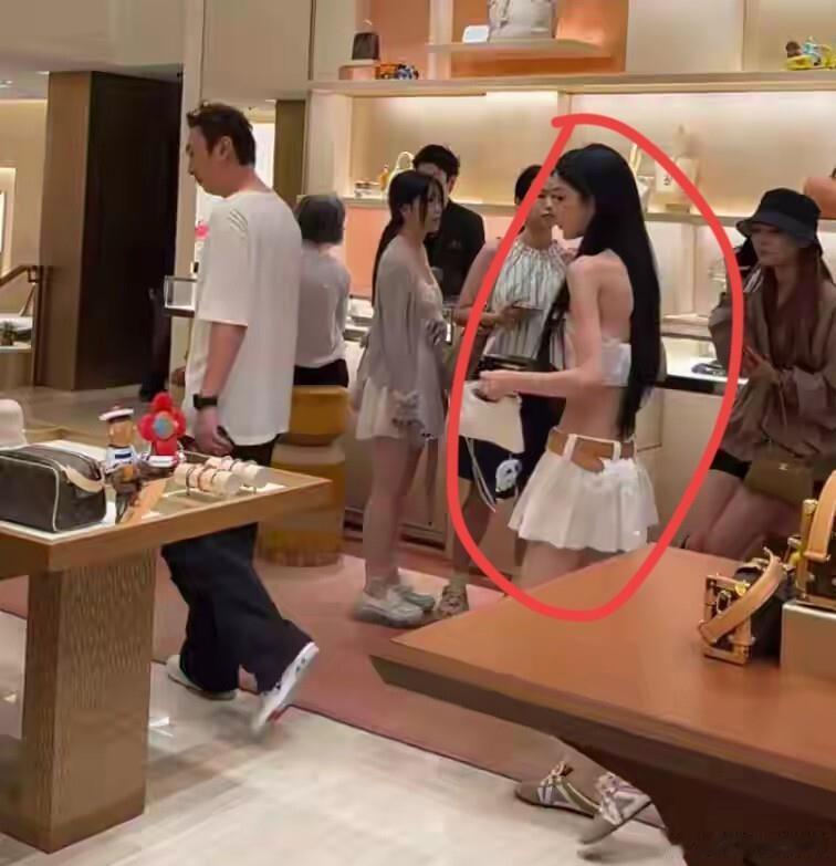 7月27日38岁王思聪登热搜，久未露面现身日本奢侈品店，陪同女友闺蜜选购包包，二