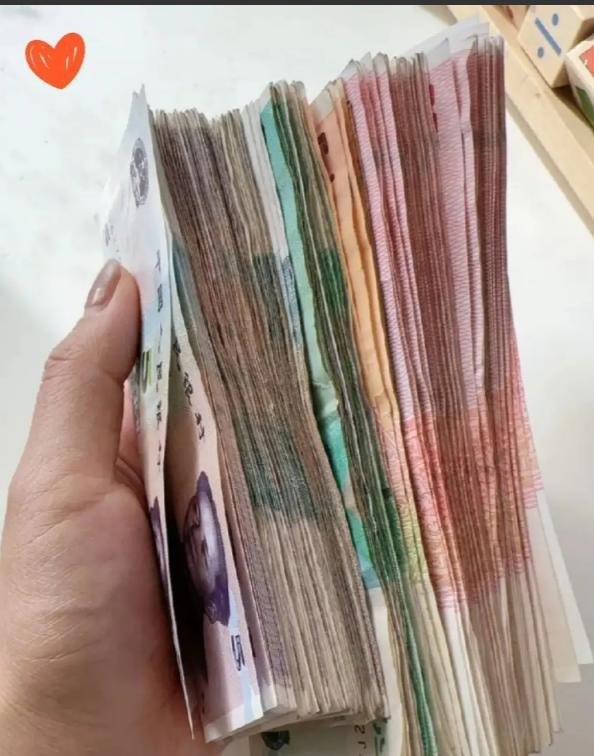 偷偷存钱被老公撞见，他拉着脸问：背着我存多少钱了？我说：16万。他说：那么多钱哪