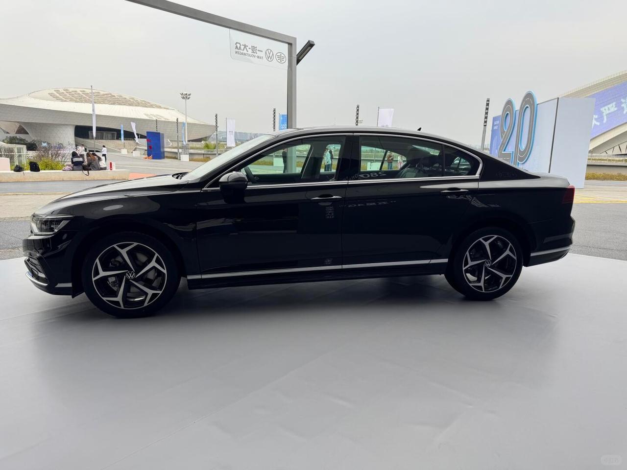 新迈腾35周年版17.99万更新了15寸中控大屏+11.6寸副驾娱乐屏，还