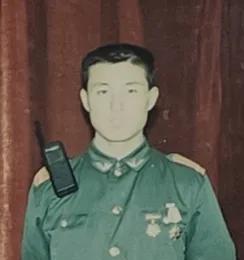 图片上的武警战士1998年在黑龙江省香兰监狱，一次犯人种地逃跑中，他荣立三等功。
