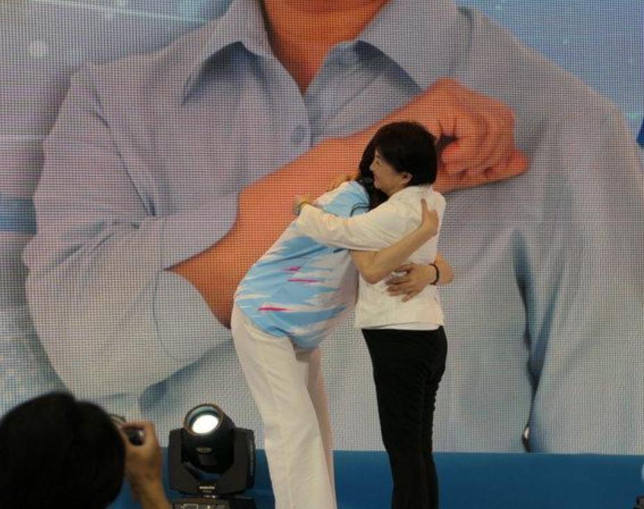 郑丽文给卢秀燕颁发一等奖章：是褒奖，还是安慰？昨天（25日），国民党22届第
