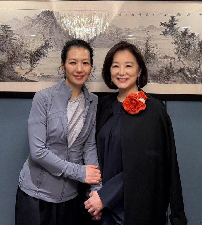 林青霞70岁了，和胡军夫妇拍照像40多岁的年纪
