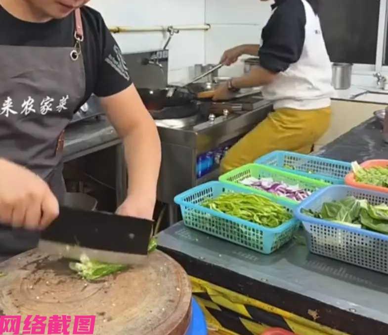 无锡有男子开家小餐馆，只因自己的女儿手艺味道反而让客人认可，而自己的手艺看样子要