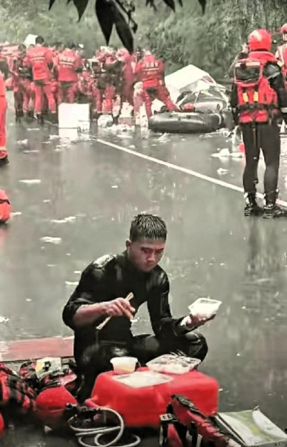 泪目！！感动！7月9日，一位在广西贵港参加救援的消防员在雨中吃盒饭的视频让很多人