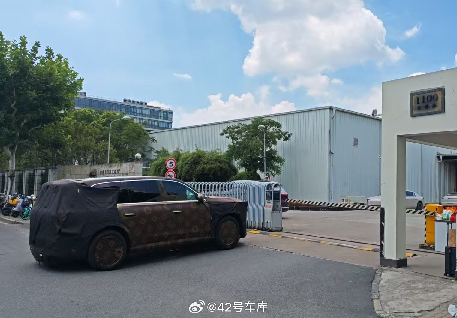 上海华为园区附近，尊界SUV伪装车来了[doge]图二跟M8同框这车身图