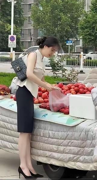 这么成功的人士，在地摊上买菜也太有爱了吧！