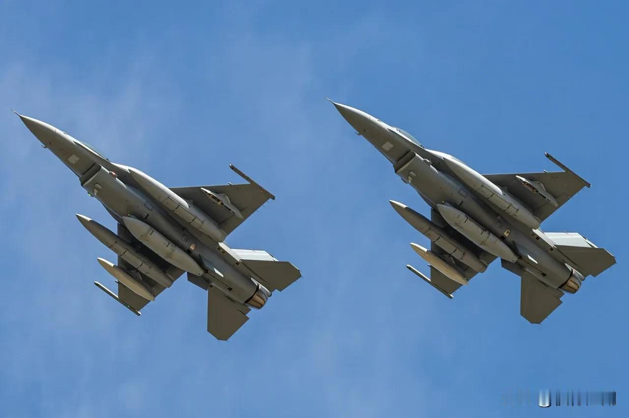 两架F-16V，悄悄在台湾落地了。8月17日，两架全新F-16Block