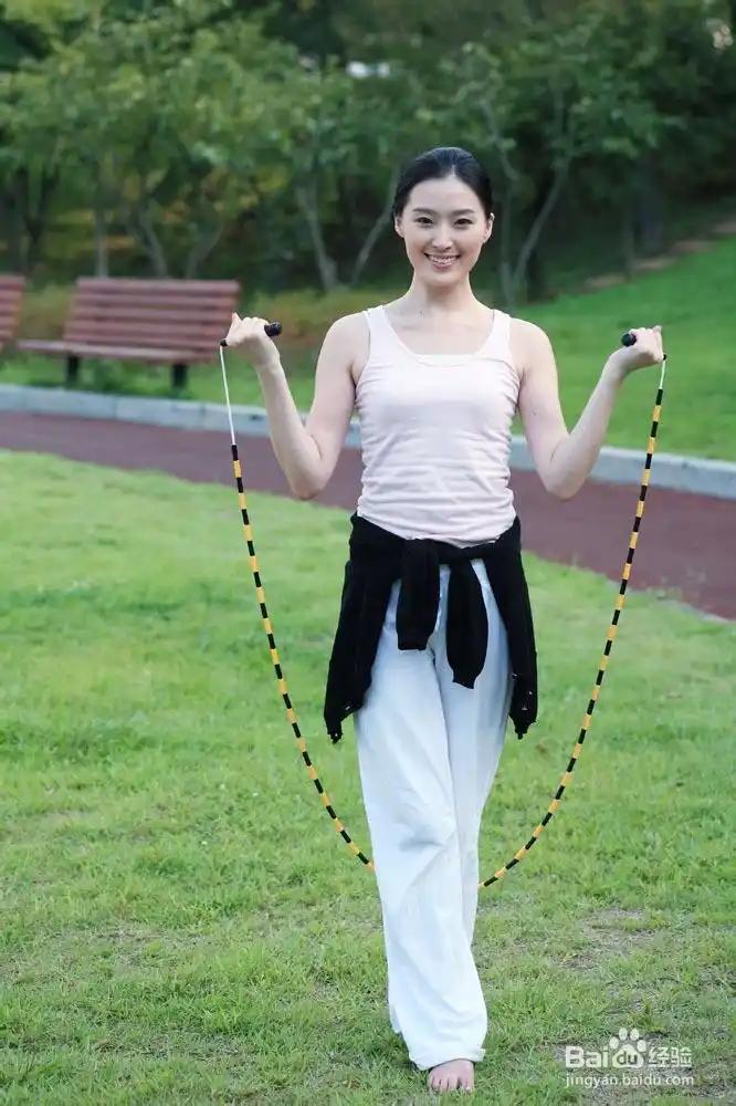 坚持跳绳是否会瘦？跳绳是高效燃脂运动，跳半小时可消耗300-