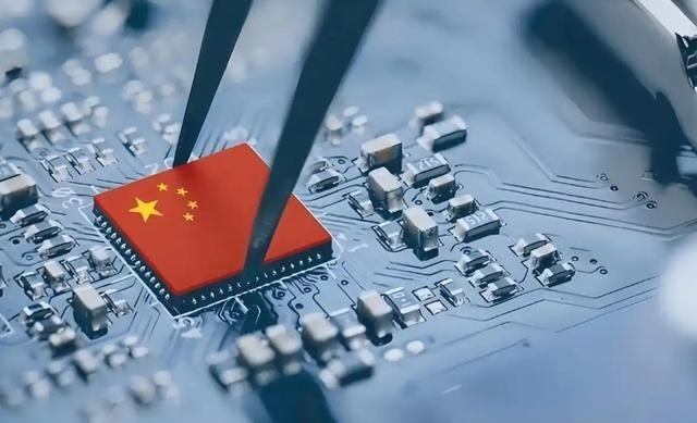 中美芯片之争，美国浪费了四年才发现自己上当了，在这四年中，中国采用你打你的，