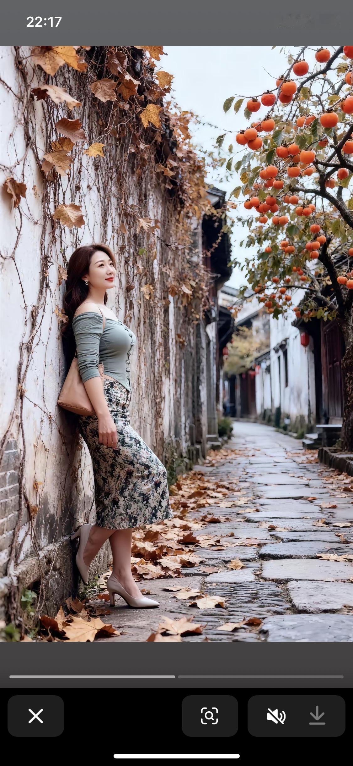 秋日漫步，红叶与美人相伴，古巷的浪漫时光。