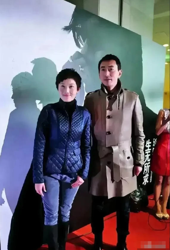 天呐，他俩原来是夫妻呀！照片左边这个打枌精致，天生丽质的不就是央视主持人的郑天亮