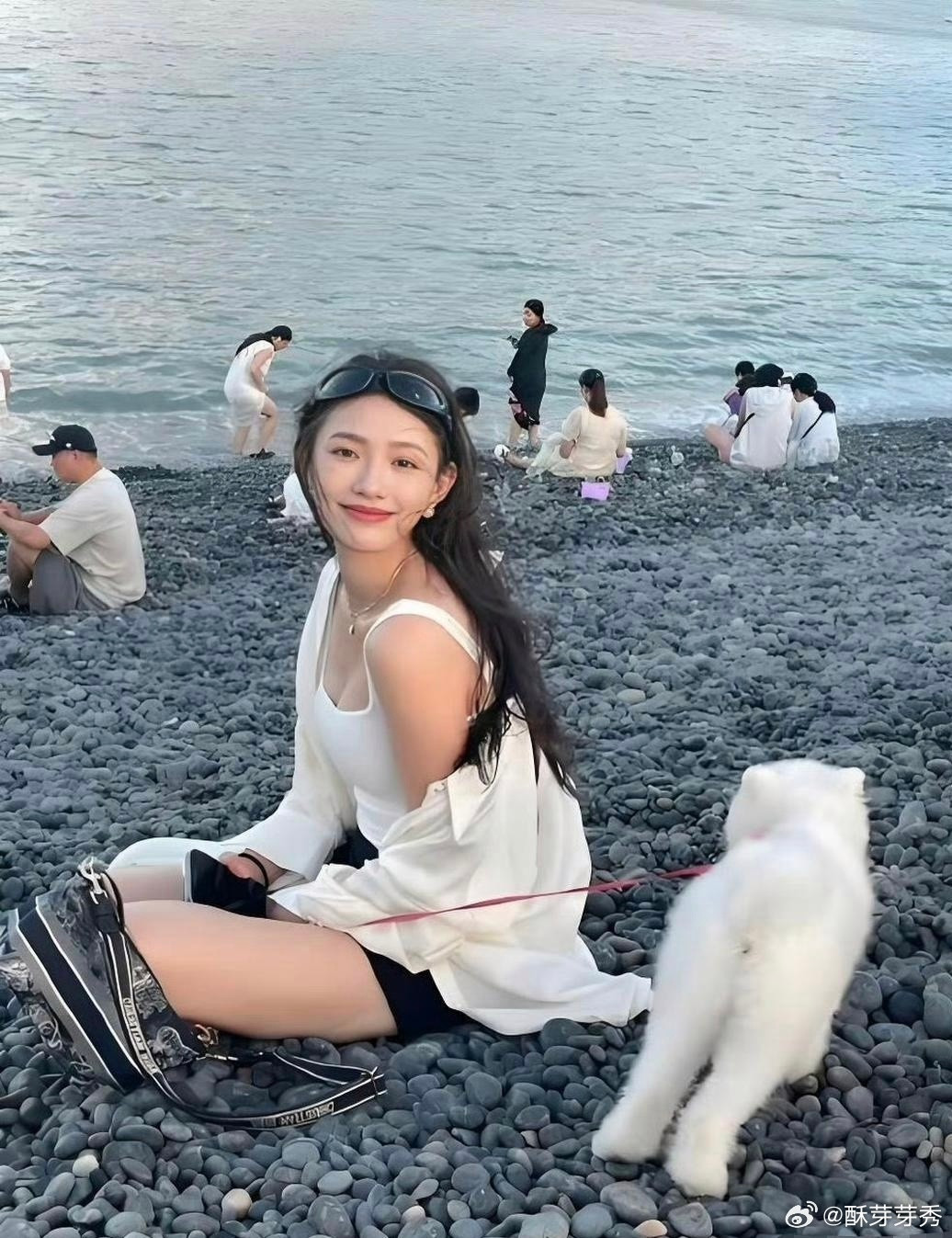 林允去海边玩居然没有路人认出来，那两个男生也不去要个签名林允晒视频给周星驰庆生