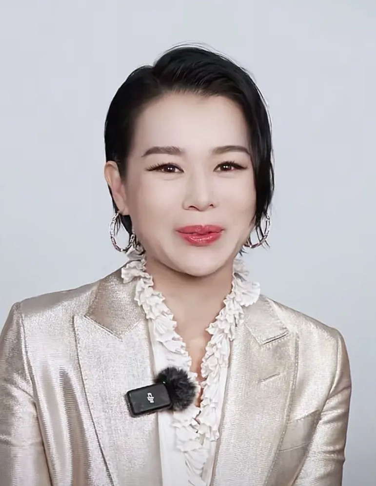 2012年，胡杏儿前任，黄宗泽说，她说分手时，像是晴天霹雳，我求她不要分手，她却