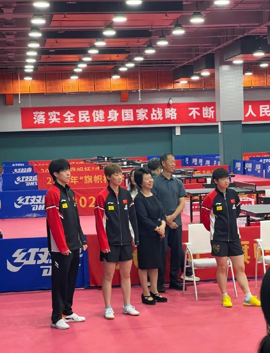 莎头&曼昱同框！这气场差我磕疯了救命！刷到中央国家机关乒乓球赛同框照，王楚