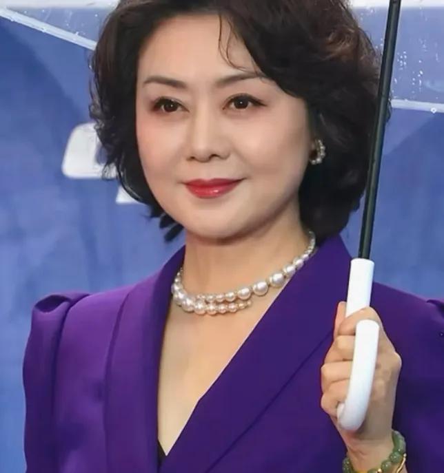 京剧演员李胜素年满60岁，她这辈子没结婚，也没孩子，身边却有个男人扎扎实实陪了快