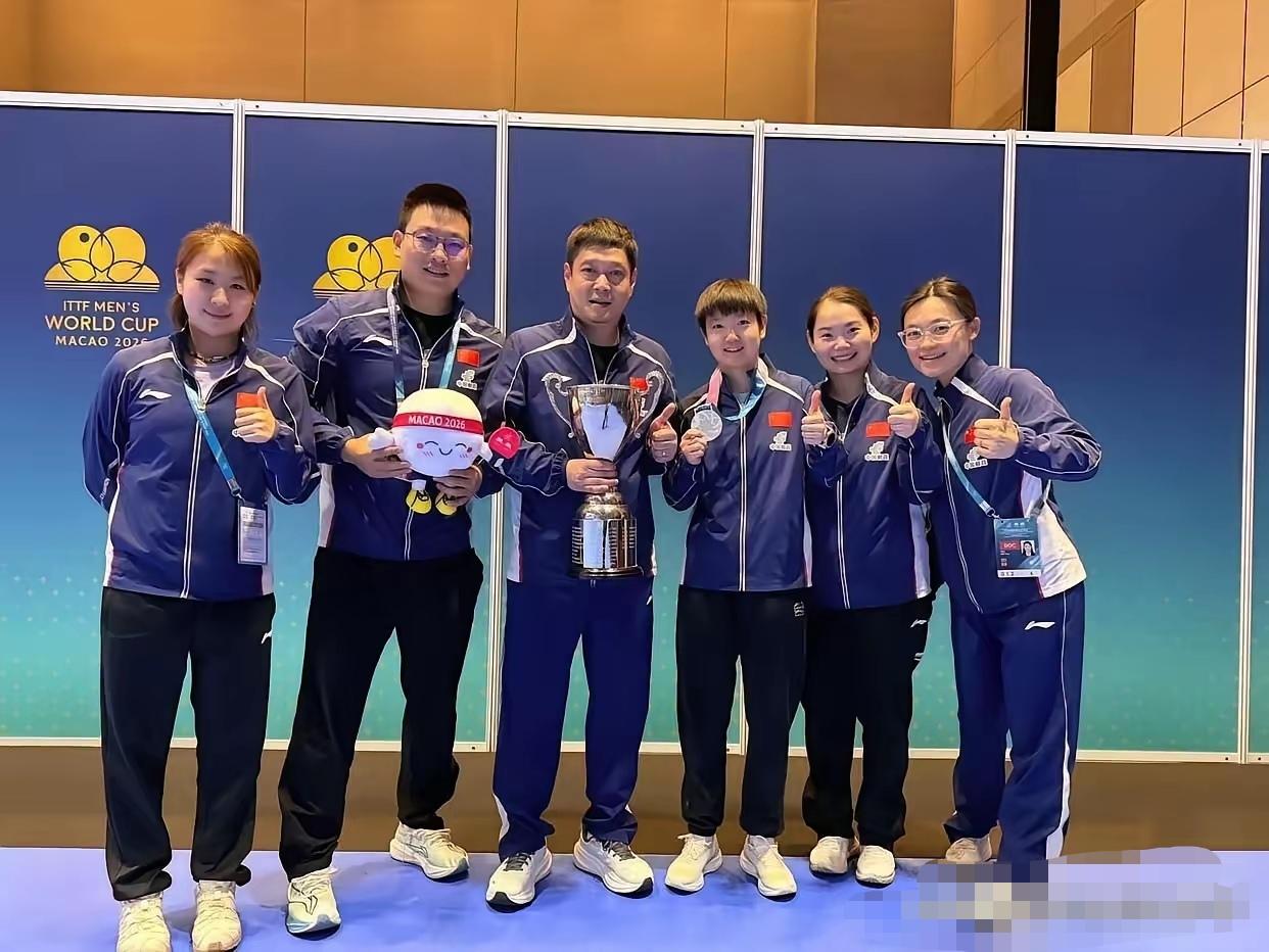 莎莎和她背后的团队邱贻可教练说过，每次莎莎打赢了比赛，会让邱贻可教练跟他一起合