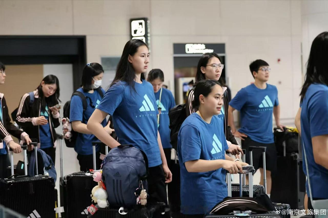 中国女排已抵达南京！离南京站比赛还剩4天时间，在与捷克队打完