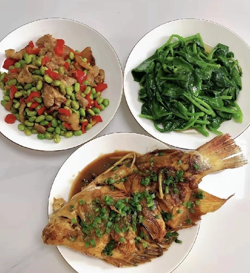 还是在家里做饭好，不仅省钱，而且吃着也健康，一顿饭的成本其实很低的。在家做饭和