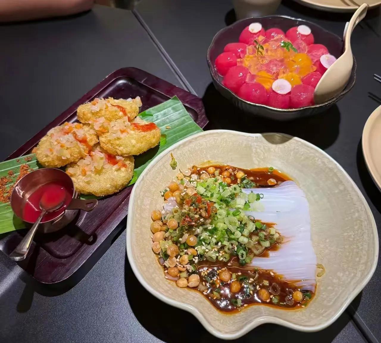 麻六记，一点都不好吃。每个人的口味不一样，千人难调重口味，你觉得不好吃，人家觉得