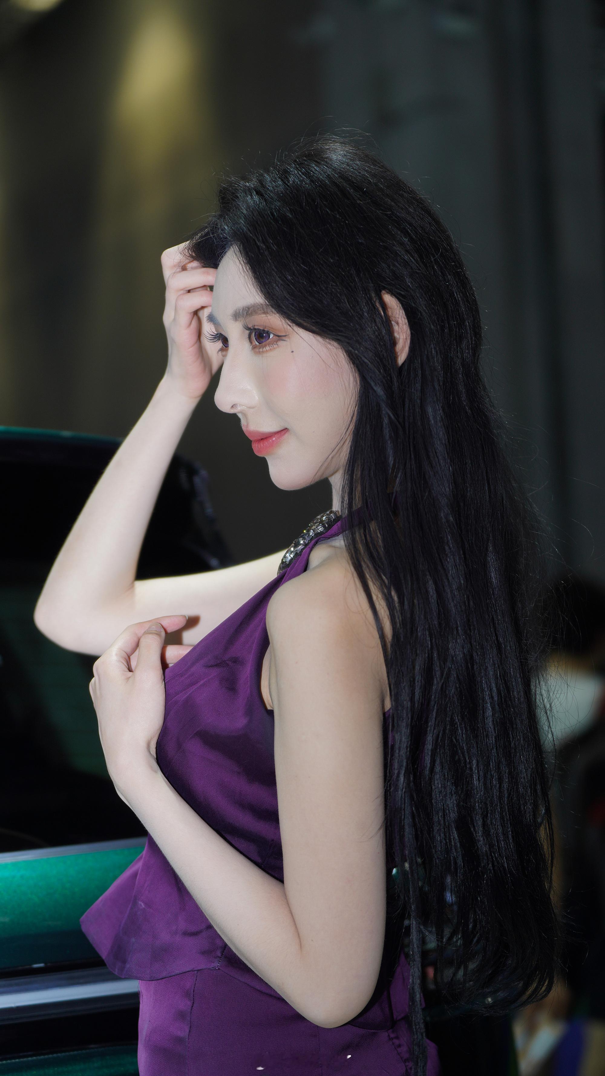 紫缎镶钻领，车展光影里高级感拉满。10776街拍我的摄影日记街拍穿搭时尚街