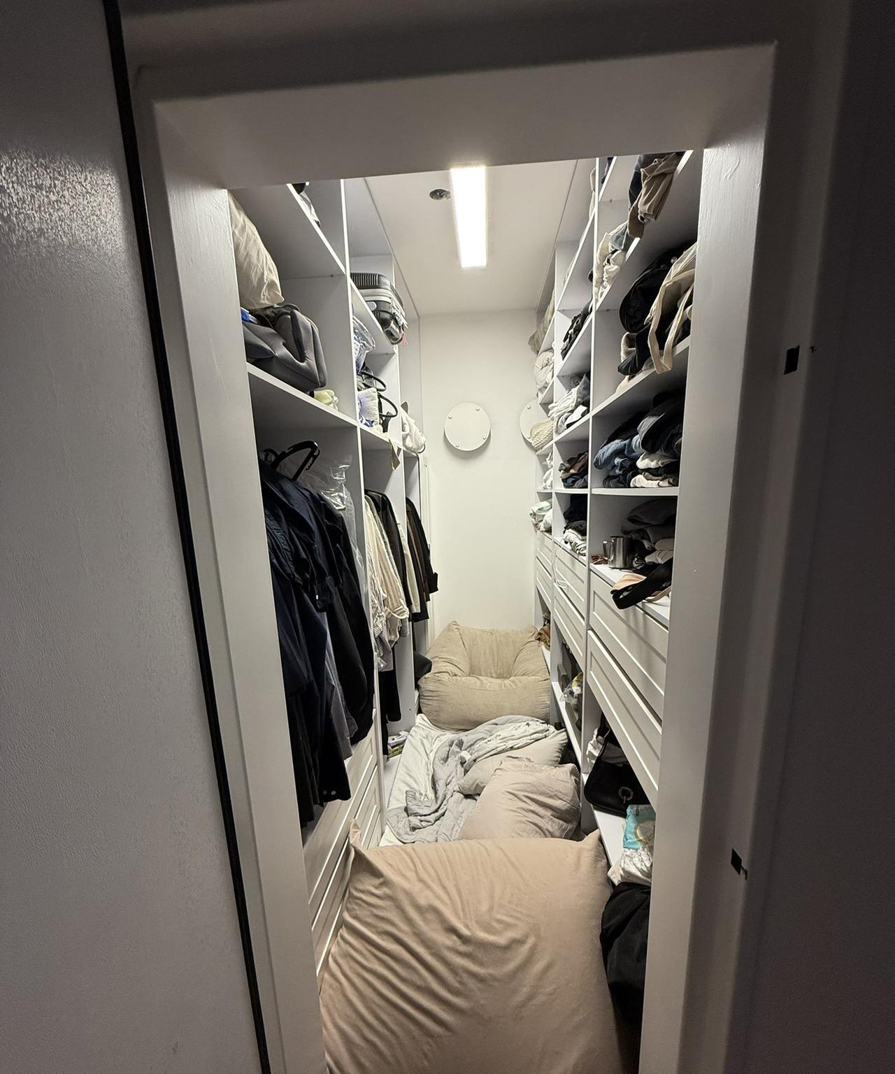 以色列人防空洞与巴勒斯坦防空洞对比。左边是以色列人的防空洞，地上还铺着厚厚的软