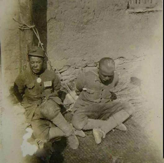 1938年八月的一天，两名中国战士被日寇抓到，用绳子捆绑在柱子上。为了能从战
