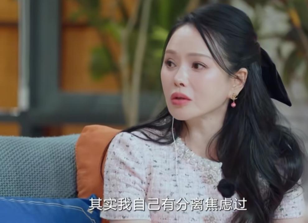 伊能静送儿子去幼儿园，她有分离焦虑，她为了陪儿子，在教室外面坐了15天！伊能静