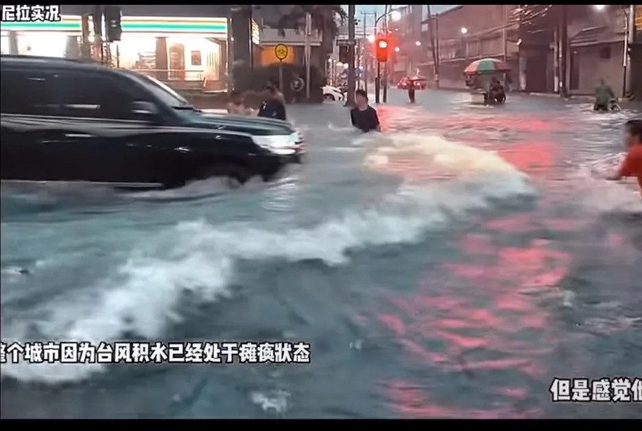 马尼拉的洪水持续上涨，但令人遗憾的是，国际社会在援助问题上的回应并不统一，反而围